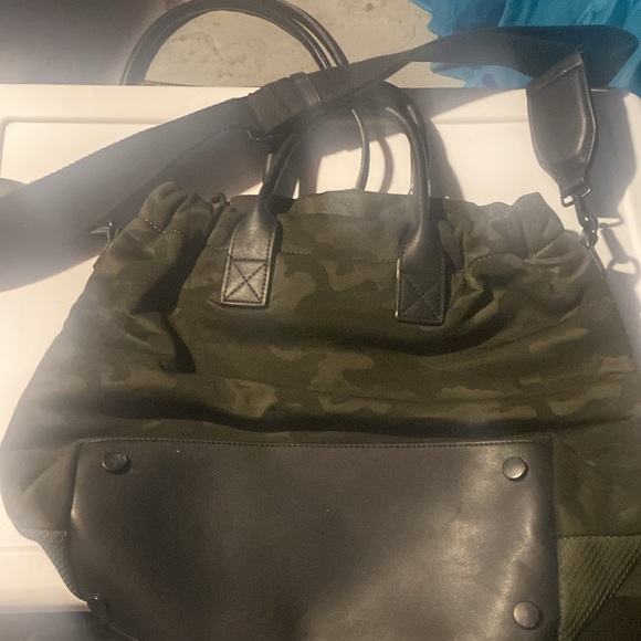 Army print crossover bucket bag green and black - Picture 2 of 3